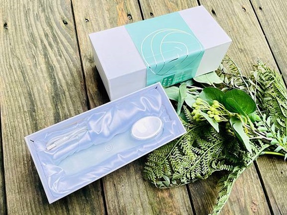 TWO寶媽咪推薦冷暖緊膚震動按摩導入儀，全臉保養事半功倍。