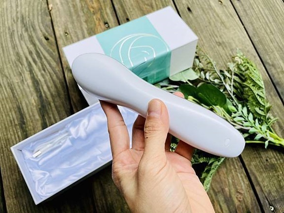 TWO寶媽咪推薦冷暖緊膚震動按摩導入儀，全臉保養事半功倍。