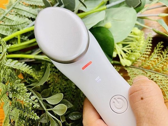 TWO寶媽咪推薦冷暖緊膚震動按摩導入儀，全臉保養事半功倍。