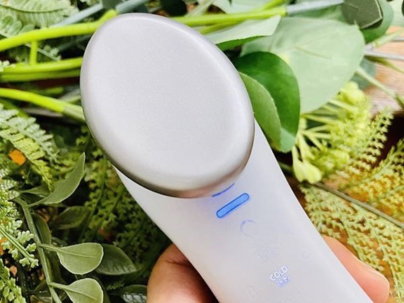 TWO寶媽咪推薦冷暖緊膚震動按摩導入儀，全臉保養事半功倍。