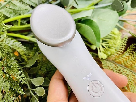 TWO寶媽咪推薦冷暖緊膚震動按摩導入儀，全臉保養事半功倍。