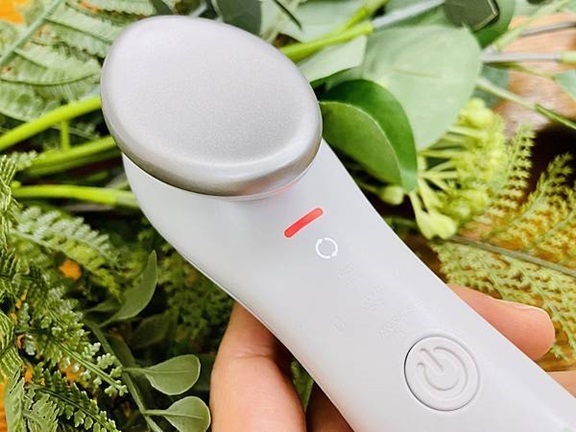 TWO寶媽咪推薦冷暖緊膚震動按摩導入儀，全臉保養事半功倍。