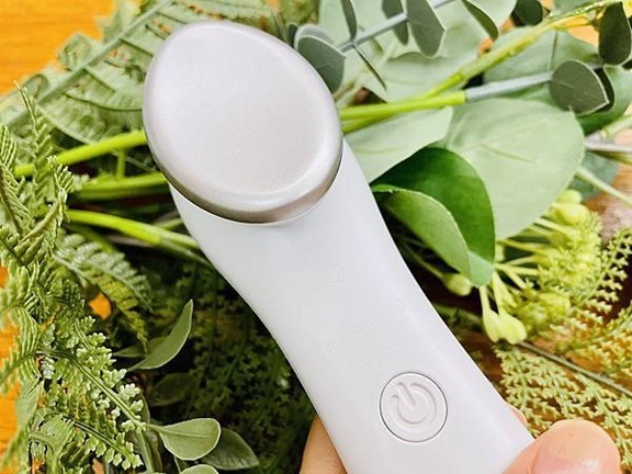 TWO寶媽咪推薦冷暖緊膚震動按摩導入儀，全臉保養事半功倍。