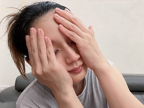 TWO寶媽咪推薦冷暖緊膚震動按摩導入儀，全臉保養事半功倍。