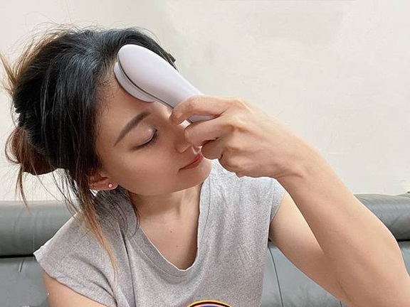 TWO寶媽咪推薦冷暖緊膚震動按摩導入儀，全臉保養事半功倍。