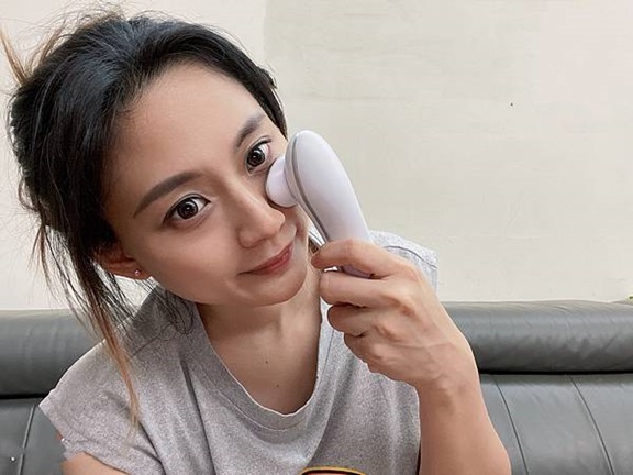 TWO寶媽咪推薦冷暖緊膚震動按摩導入儀，全臉保養事半功倍。