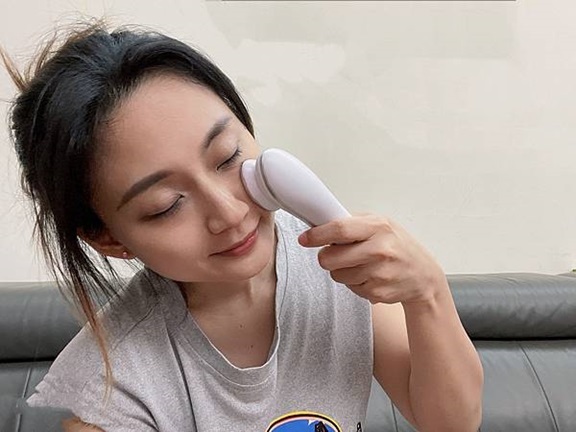 TWO寶媽咪推薦冷暖緊膚震動按摩導入儀，全臉保養事半功倍。