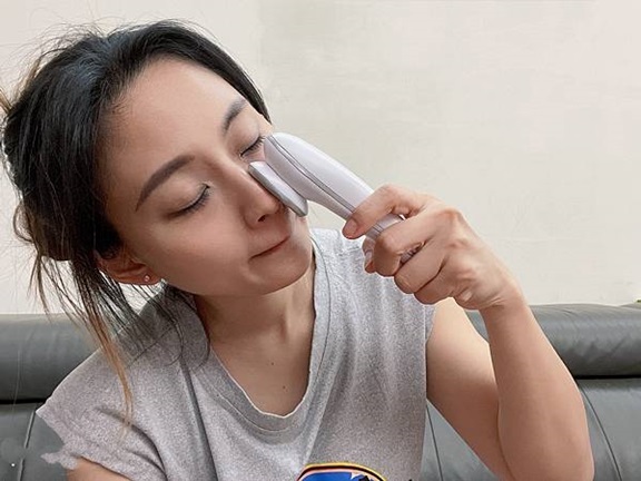 TWO寶媽咪推薦冷暖緊膚震動按摩導入儀，全臉保養事半功倍。