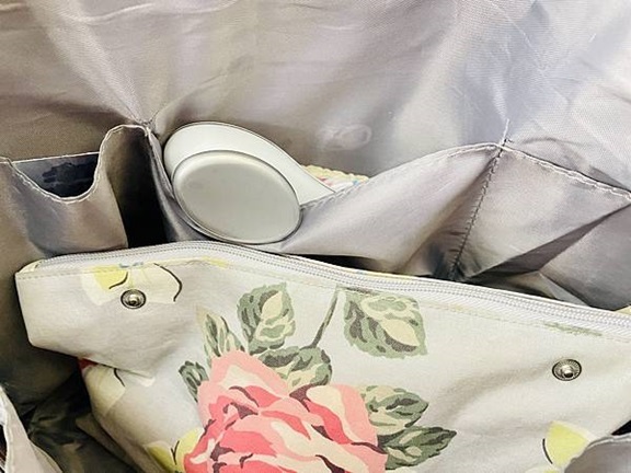 TWO寶媽咪推薦冷暖緊膚震動按摩導入儀，全臉保養事半功倍。