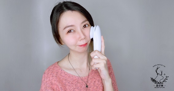 黃小燁推薦冷暖緊膚震動按摩導入儀，每天五分鐘全臉保養。