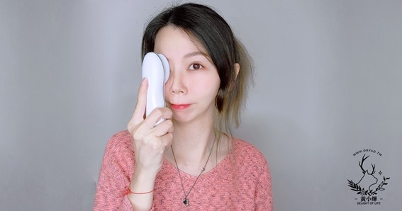 黃小燁推薦冷暖緊膚震動按摩導入儀，每天五分鐘全臉保養。