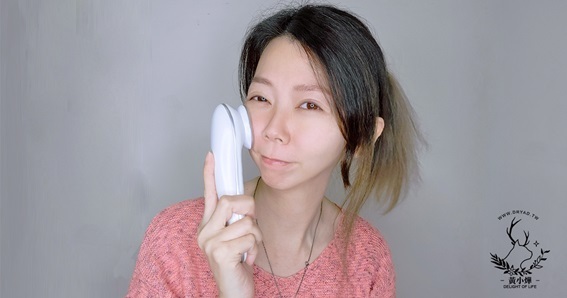 黃小燁推薦冷暖緊膚震動按摩導入儀，每天五分鐘全臉保養。