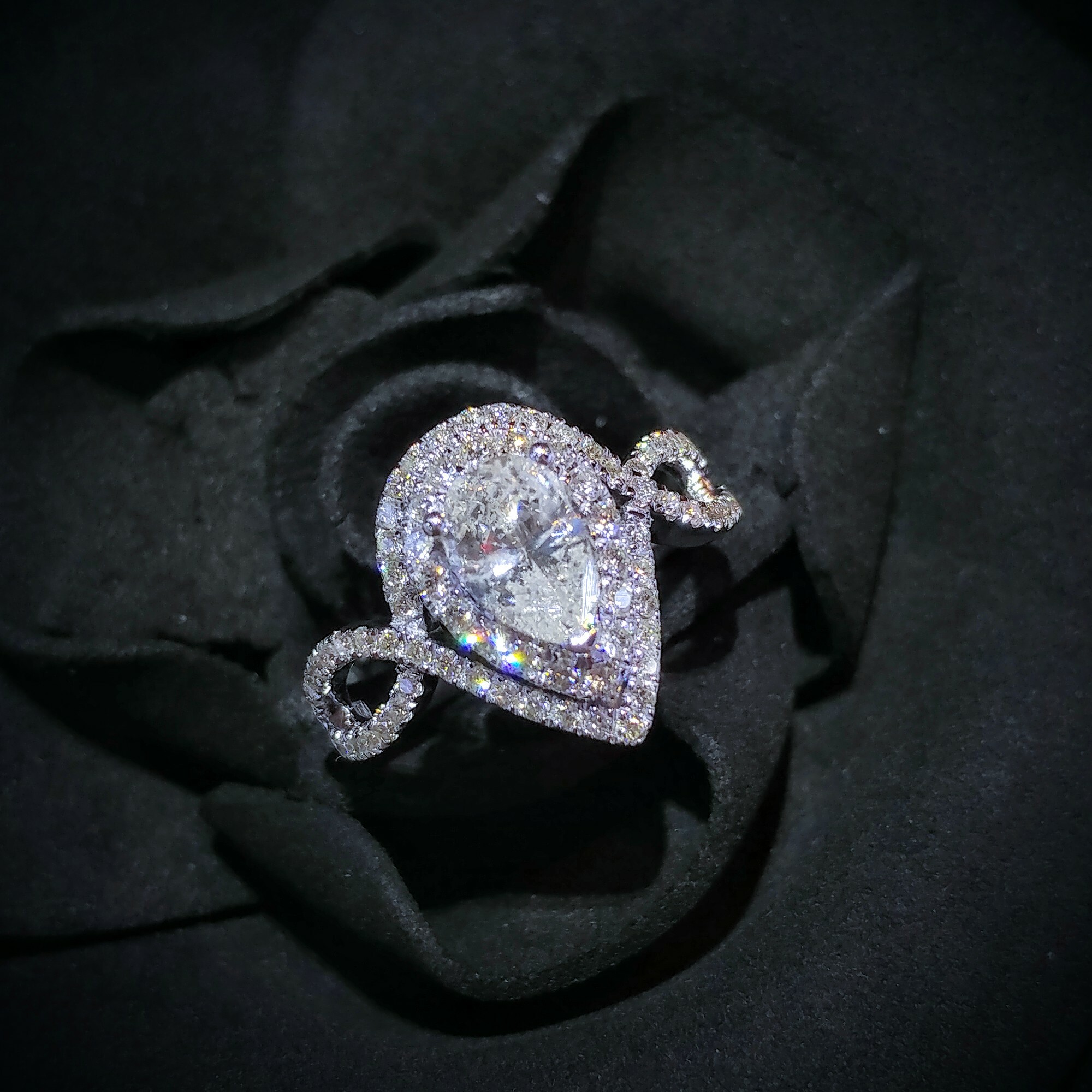 全新18K白金【單粒93份梨形鑽石】配小鑽共1卡45份鑽石戒指