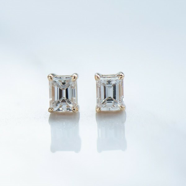 18K Solitaire Emerald Cut Diamond Earring