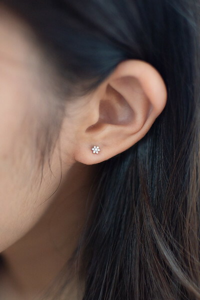 18K Petite Flower Diamond Earring