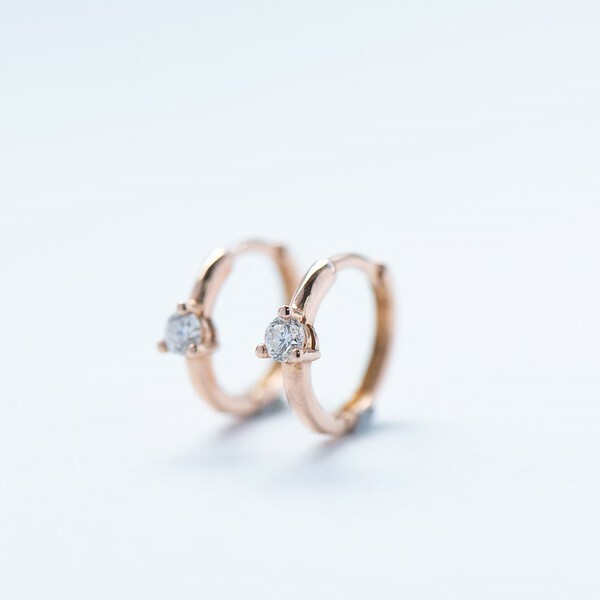 18K Soltera Diamond Hoop