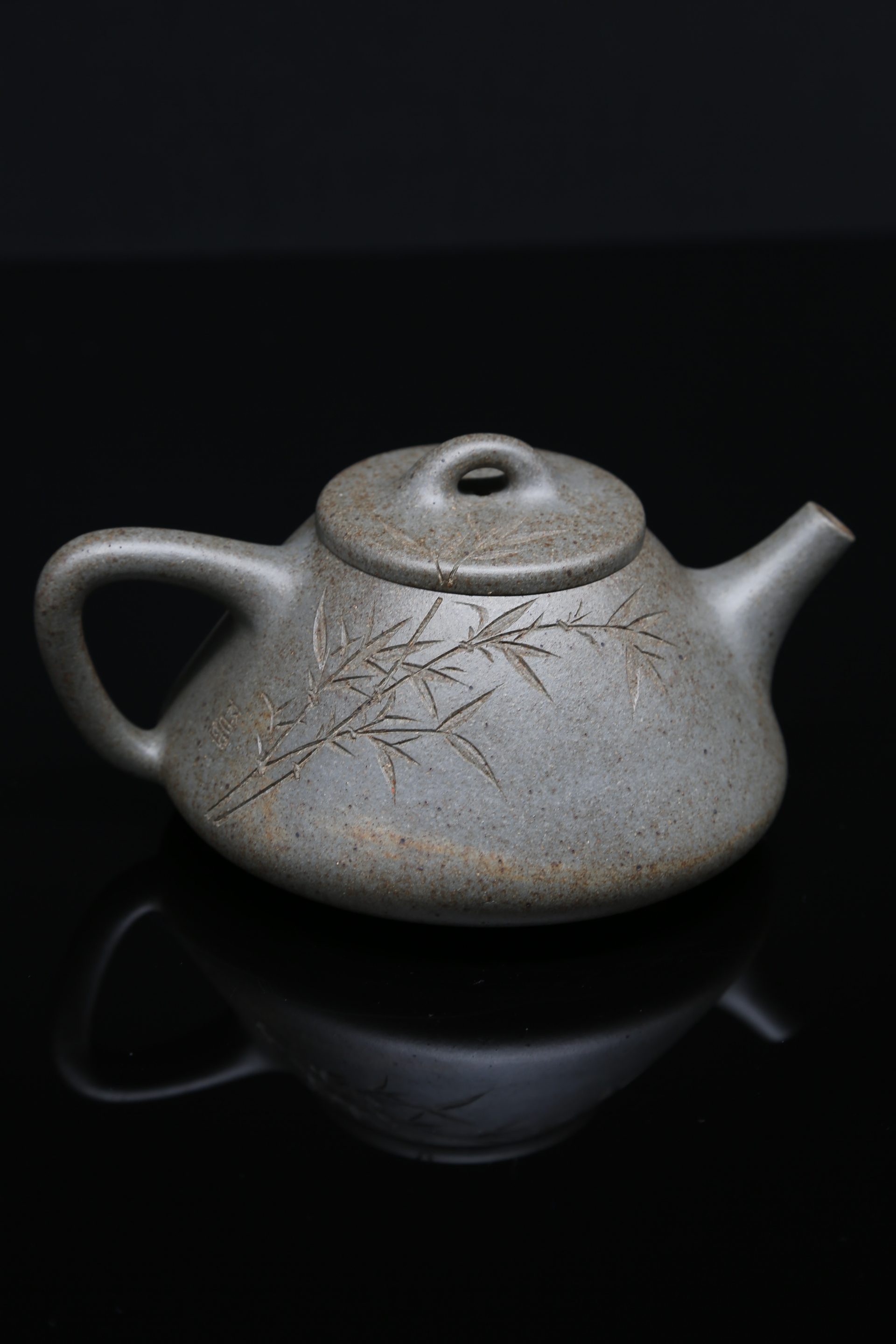 【子冶石瓢】全壺身挺拔，骨肉均勻，壺身壺嘴壺把恰到好處，氣韻生動，出水如畫