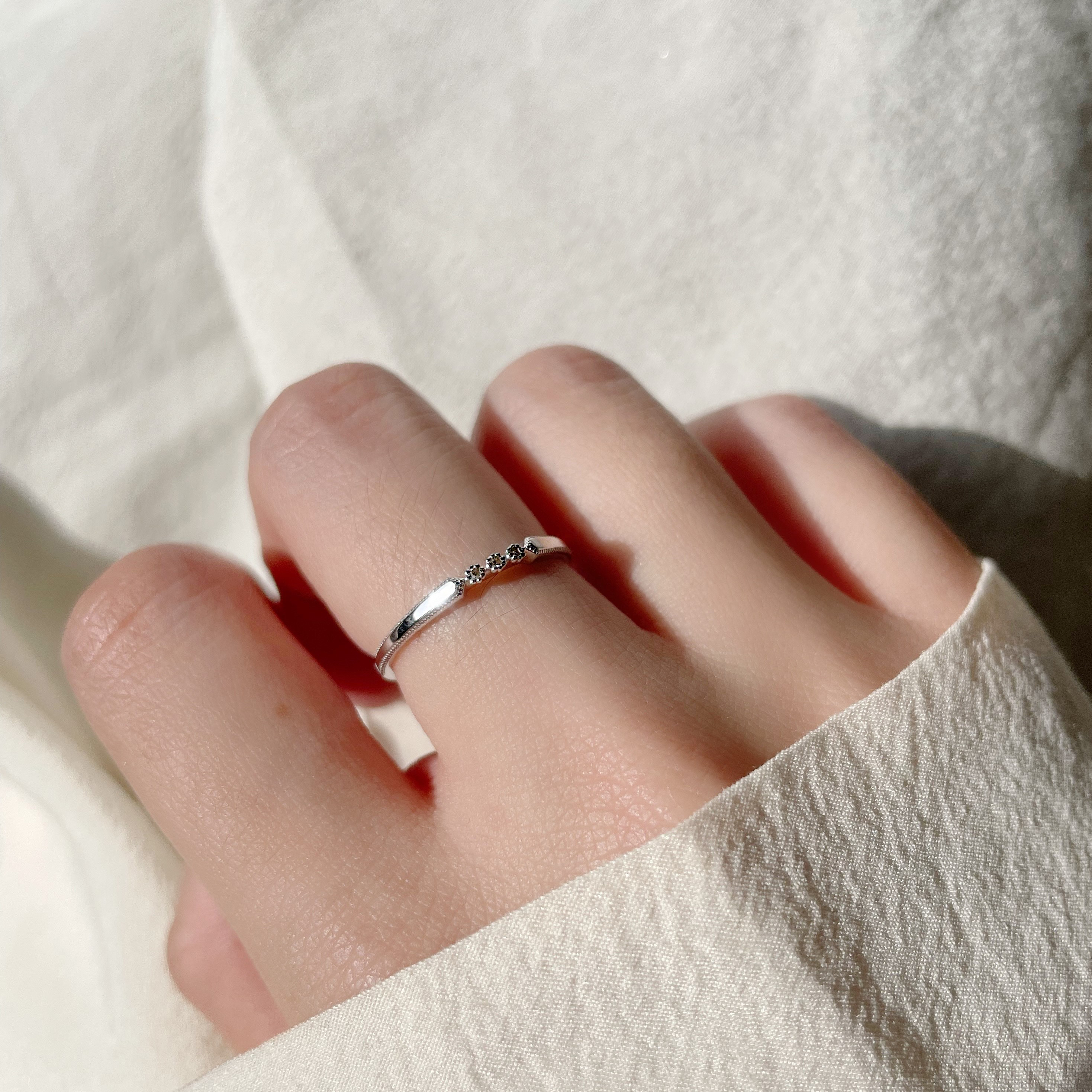 14k 細緻滾邊三胞胎真鑽戒指