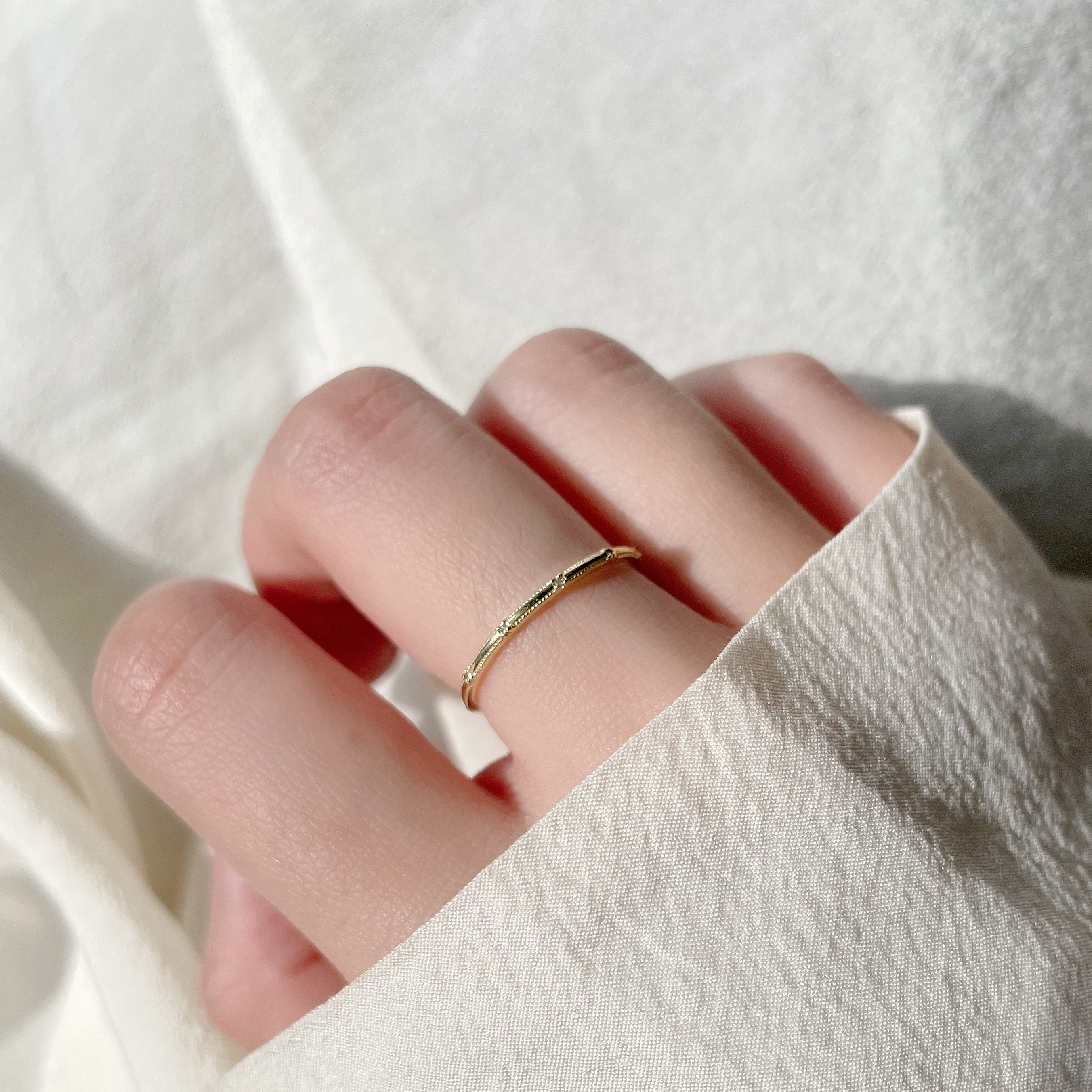 14K細緻滾邊五鑽戒指