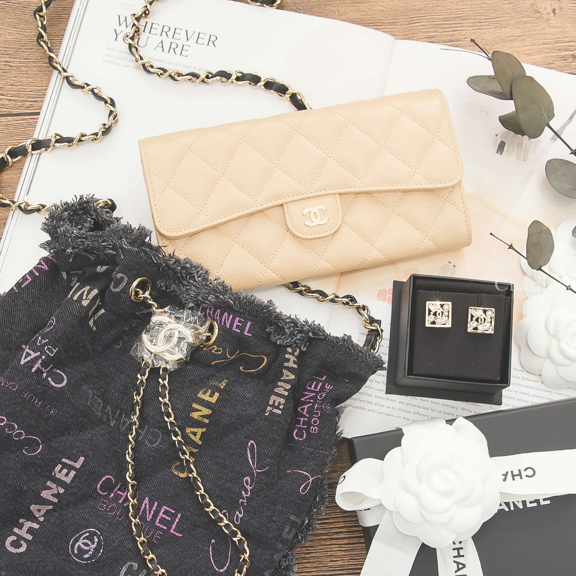 Chanel Wallet 裸色金CC荔枝菱格紋前扣式長夾,Chanel Bag 黑色金CC金鍊彩色塗鴉印花大型抽鬚丹寧布大菱格紋水桶肩背包,Chanel Earrings 金色CC水晶珍珠簍空方形耳環-Charline Boutique 精品代購