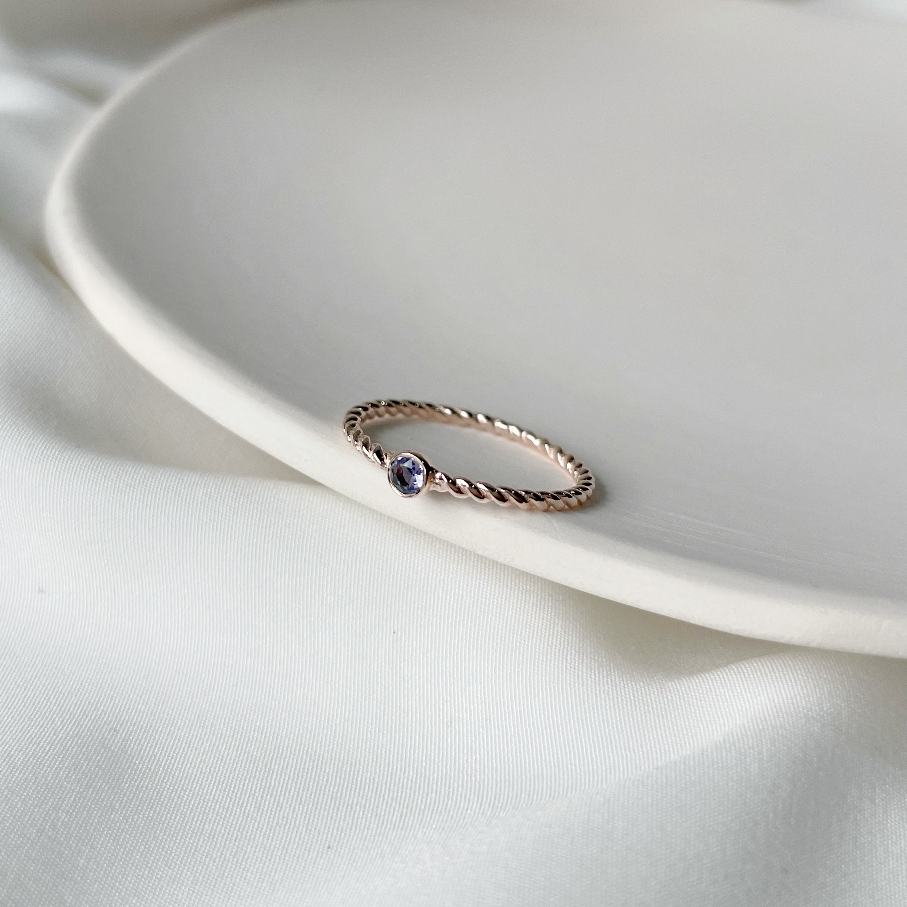 麻花簡約小圓堇青戒指