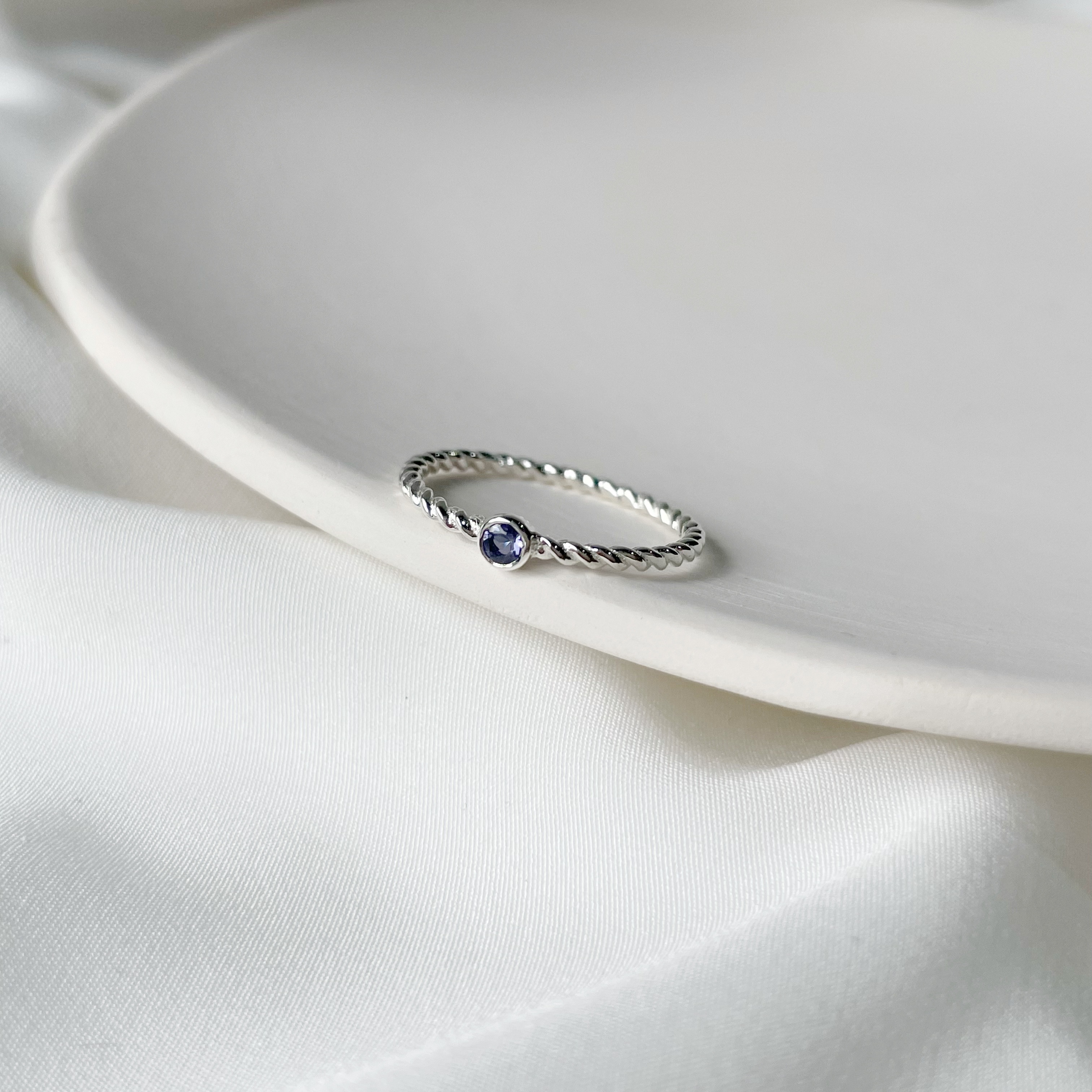 麻花簡約小圓堇青戒指