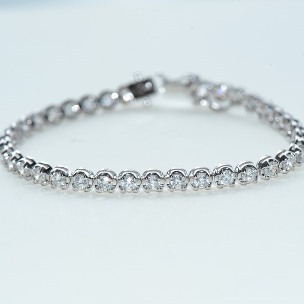 18K Round Shaped 3mm crown setting 0.10ct each diamond tennis bracelet