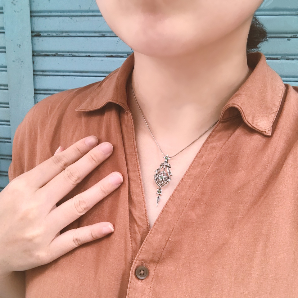 祖母綠垂吊米珠胸墜