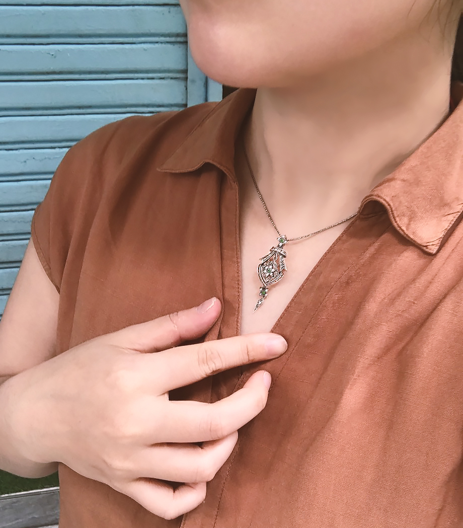 祖母綠垂吊米珠胸墜