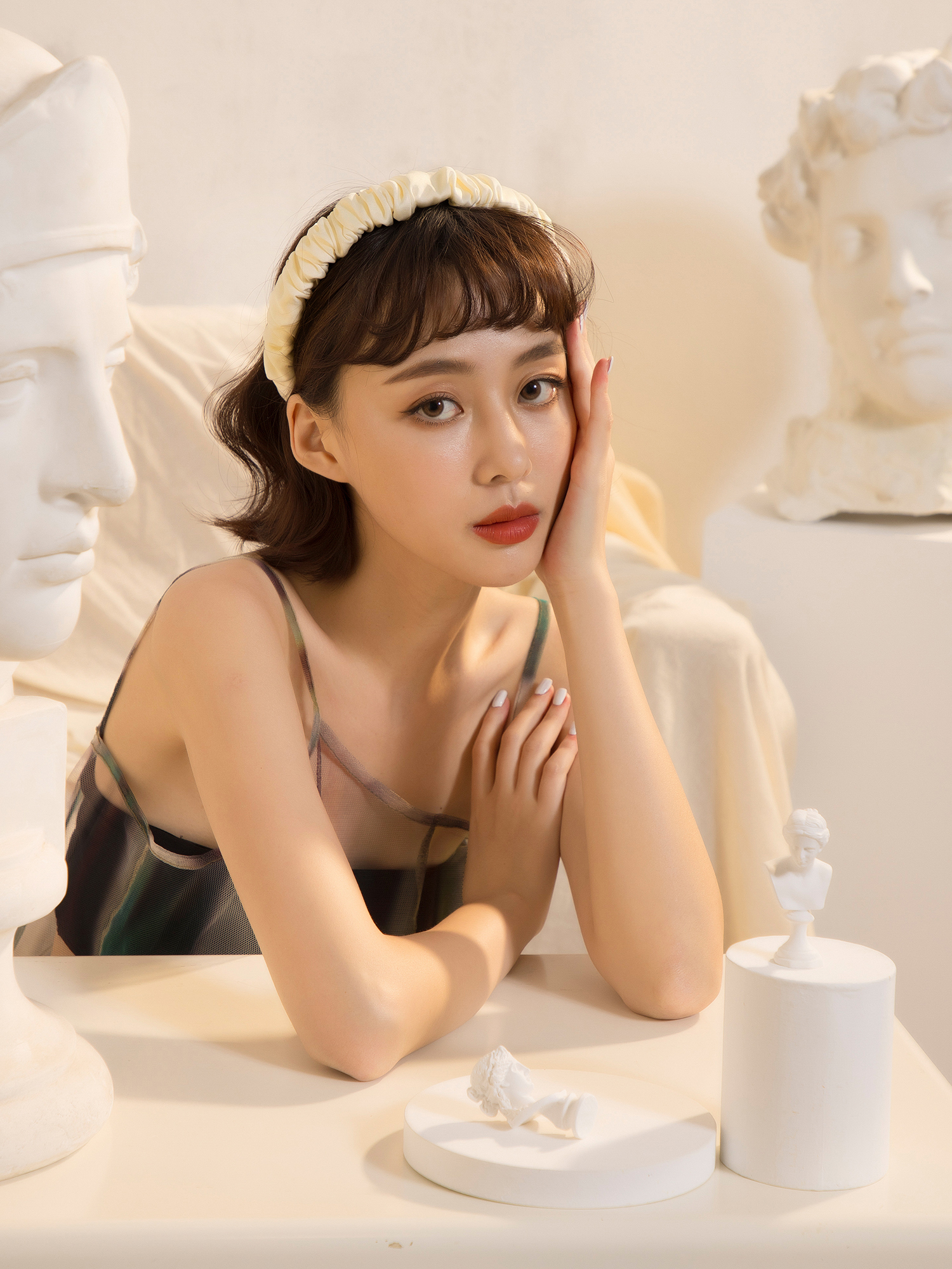 用眼神來溝通。皺褶素面髮箍(米)