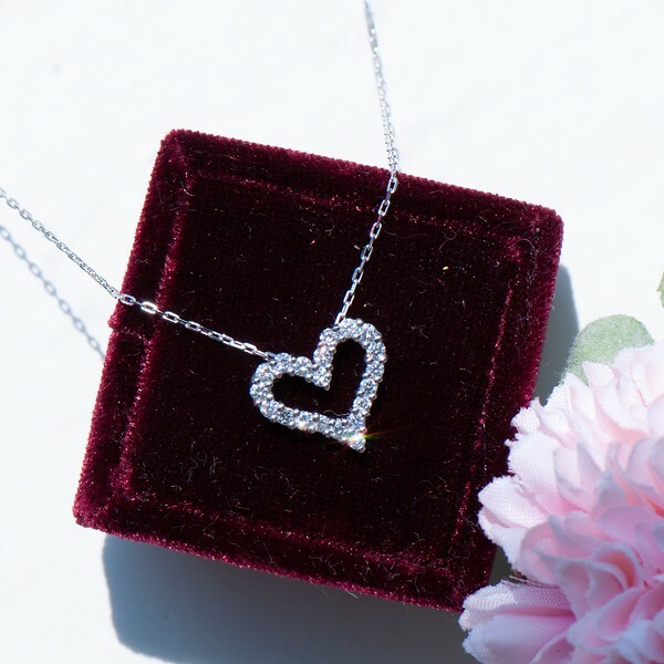 18K sparkling heart shape diamond pendant