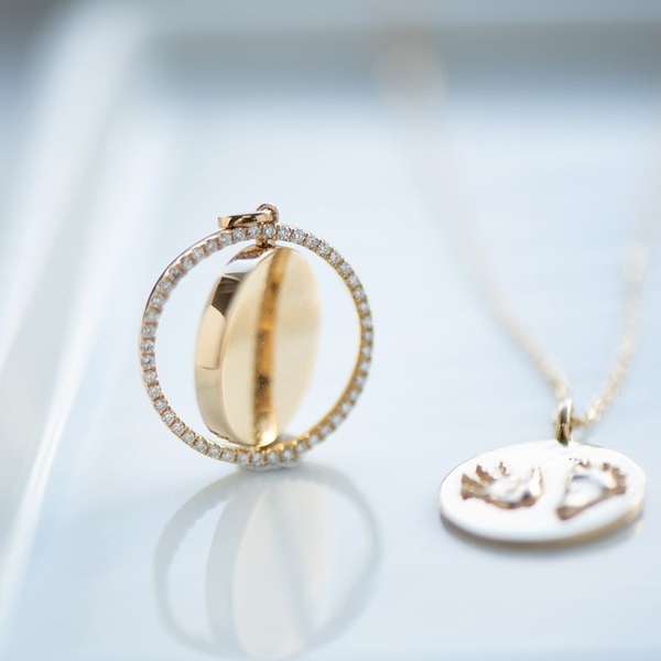 18K Spinning Memorable Diamond Pendant