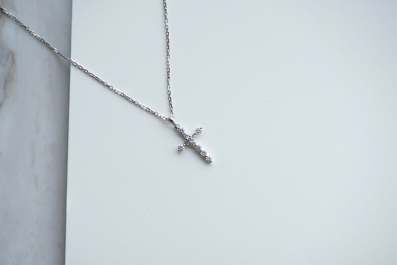18K Simple Cross Diamond Necklace