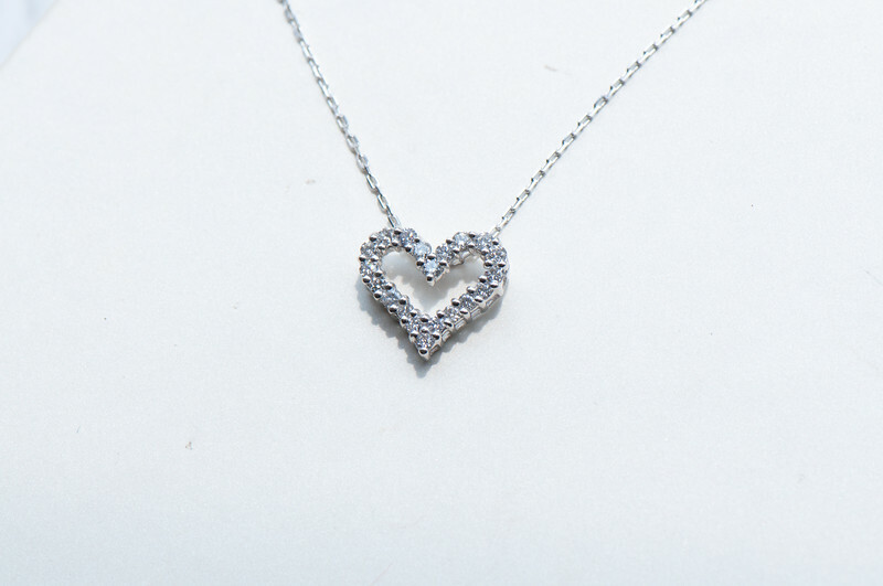18K sparkling heart shape diamond pendant
