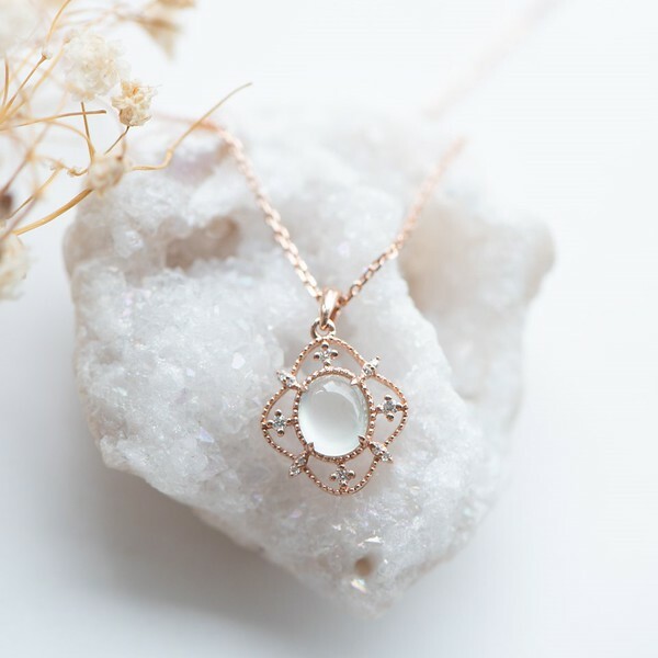 18K Clásico White Jade Diamond Necklace