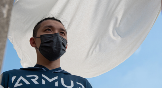 一個男生頭上有布