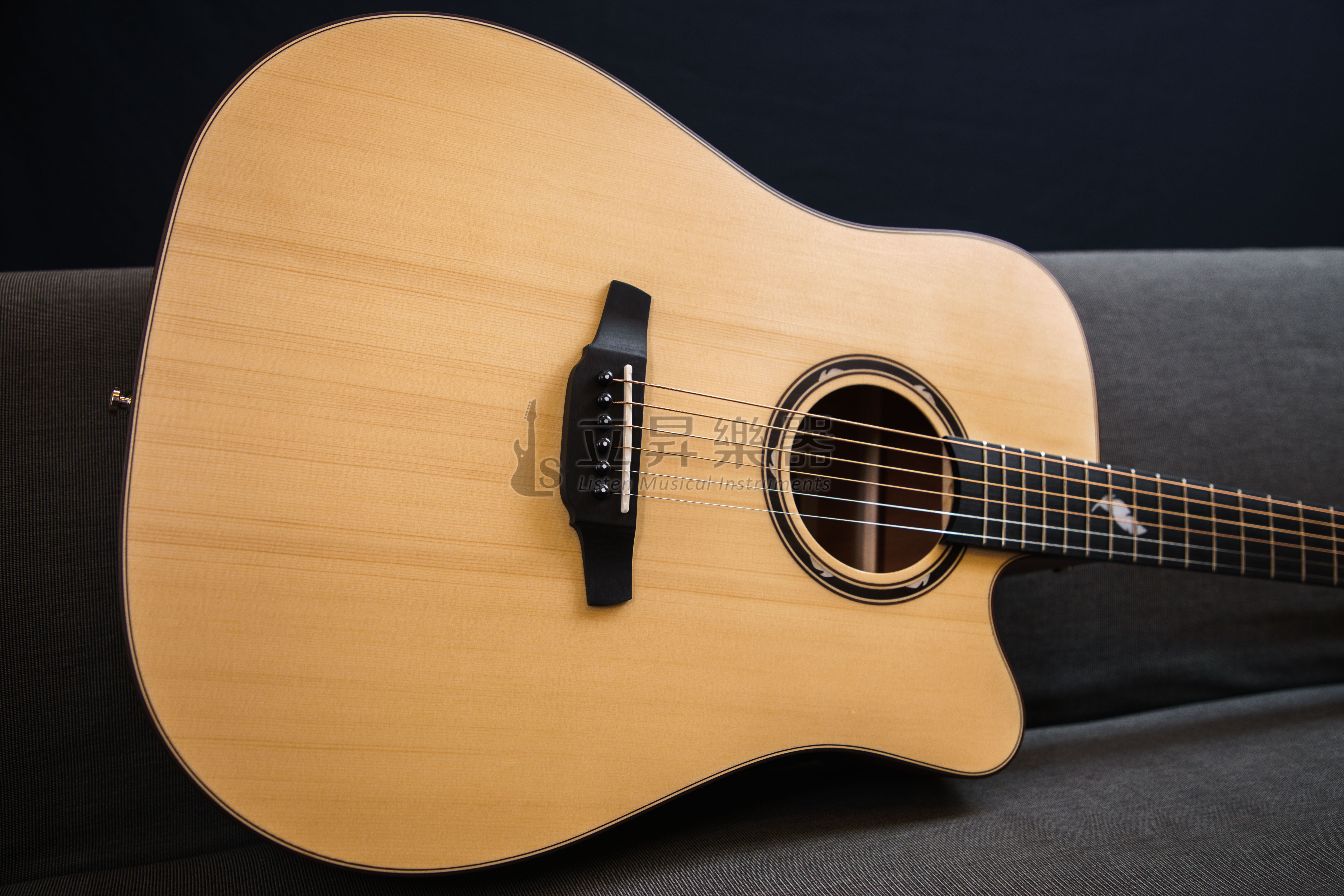 NAGA NAGA G-08DC 風系列 伍伍慧代言 英格曼雲杉面板/沙比利側背 面單木吉他 41吋 D桶身缺角 附原廠厚琴袋 第 3 張圖片｜三峽吉他 / Bass