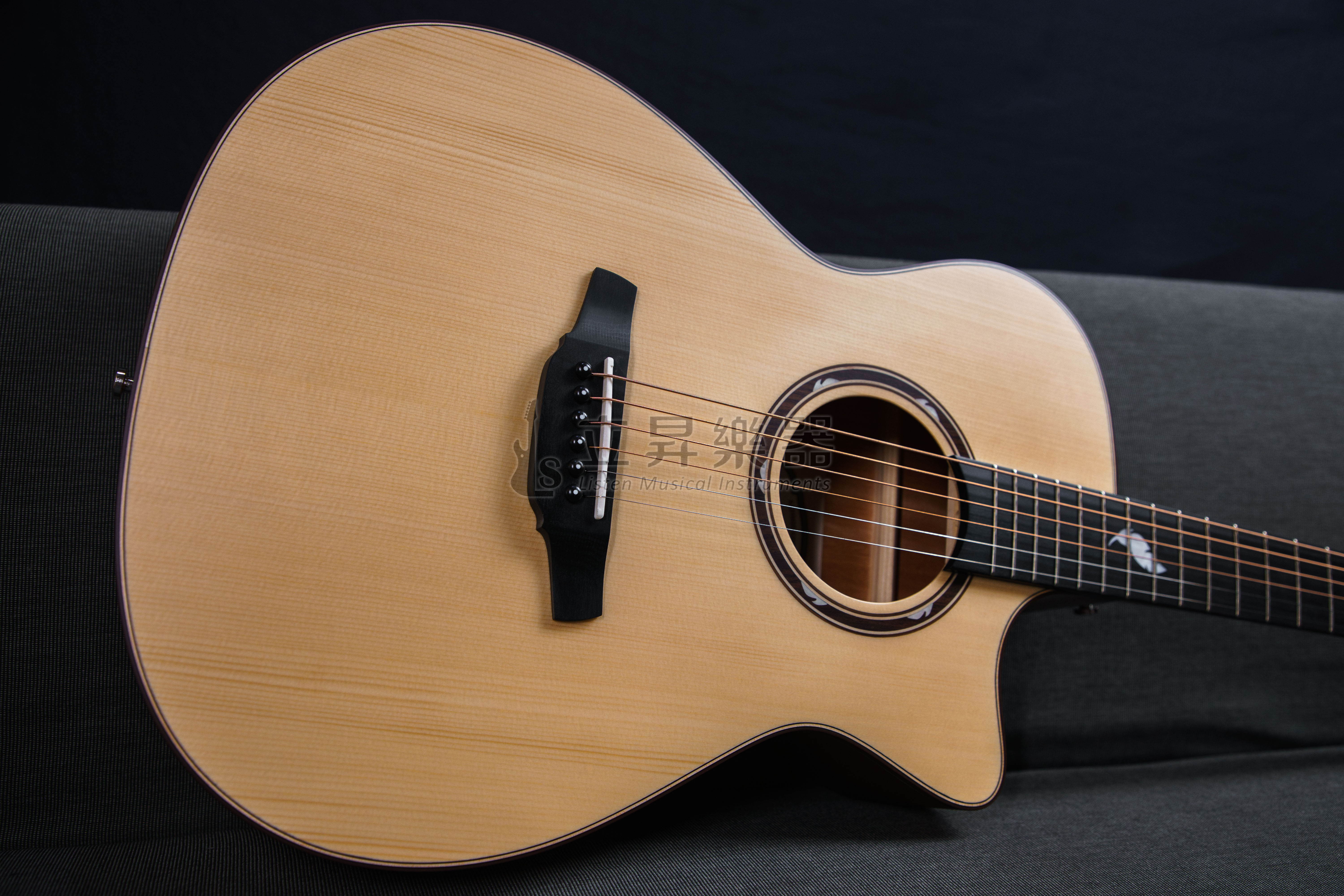 NAGA NAGA G-08OOC 風系列 伍伍慧代言 英格曼雲杉面板/沙比利側背 面單木吉他 40吋 OOC桶身缺角 附原廠厚琴袋 第 3 張圖片｜三峽吉他 / Bass