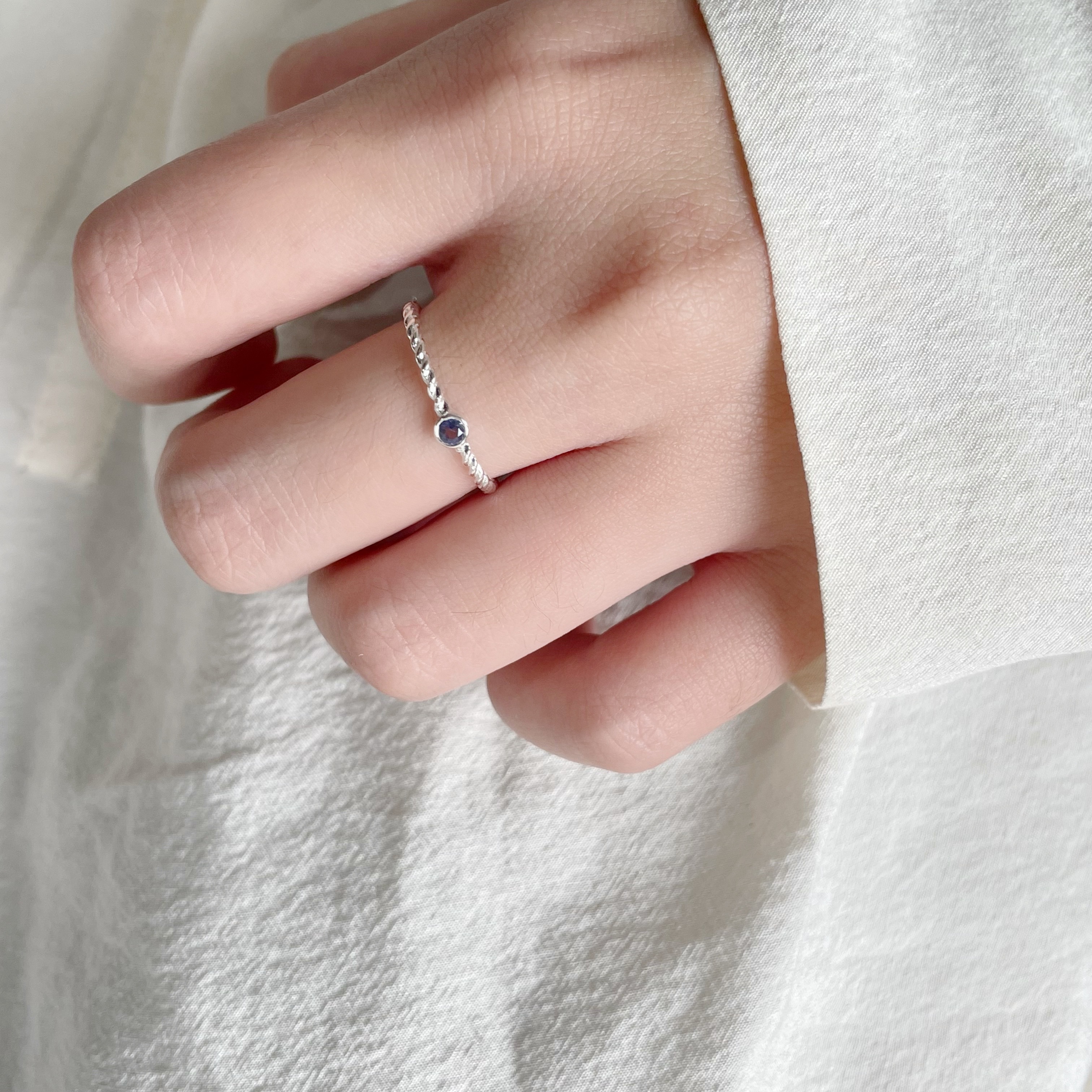 麻花簡約小圓堇青戒指