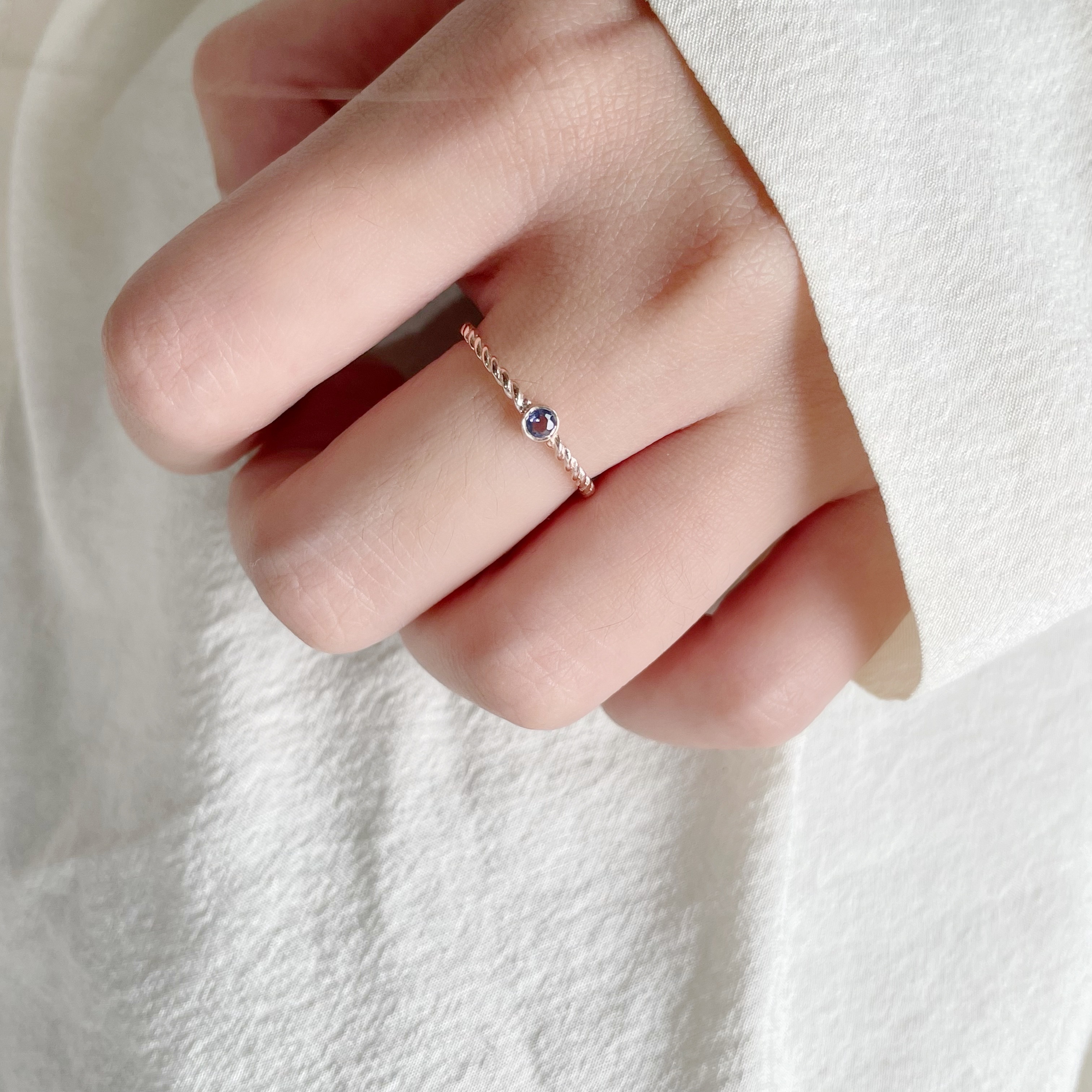 麻花簡約小圓堇青戒指