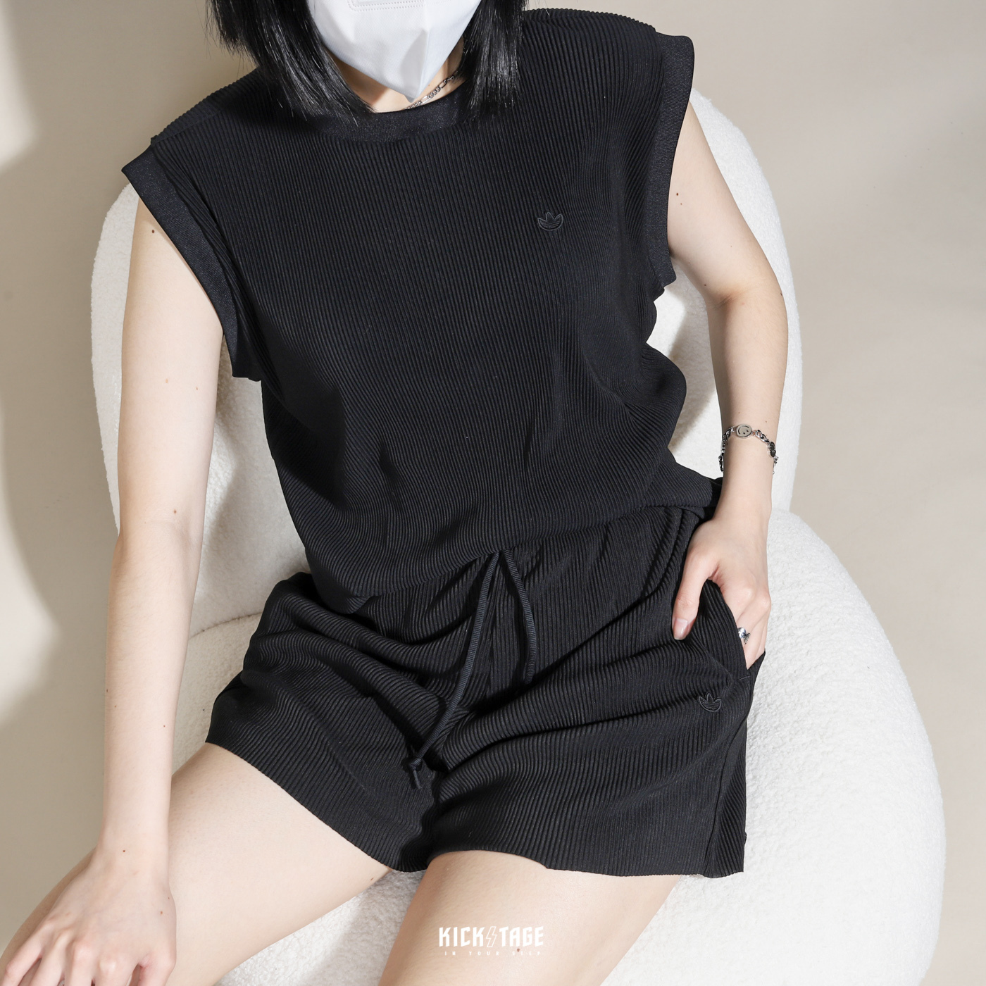 **特價商品售出不退換**女款 ADIDAS ADICOLOR SUIT 黑色 米杏色 皺褶 三葉草 休閒慵懶風套裝 背心/ 高腰短褲【HF7543】