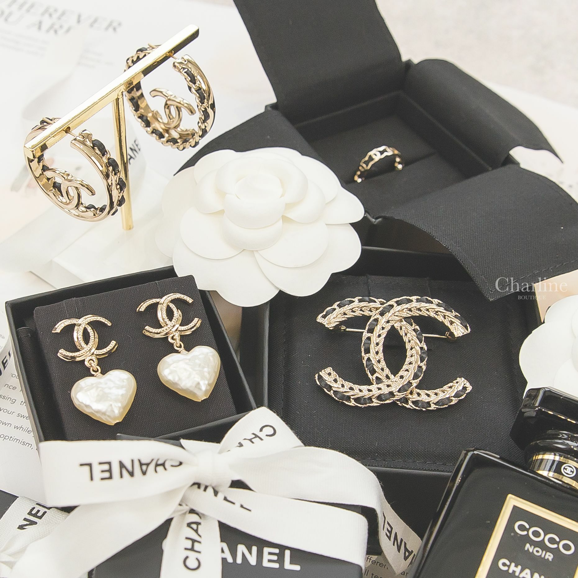 Chanel 金色簍空CC戒指,Chanel 金色CC皮穿鍊拼接金屬圓圈耳環,Chanel 黑色皮穿鍊金色編織CC胸針,Chanel 金色壓紋滾邊CC白色樹脂愛心垂墜耳環-Charline Boutique 精品代購