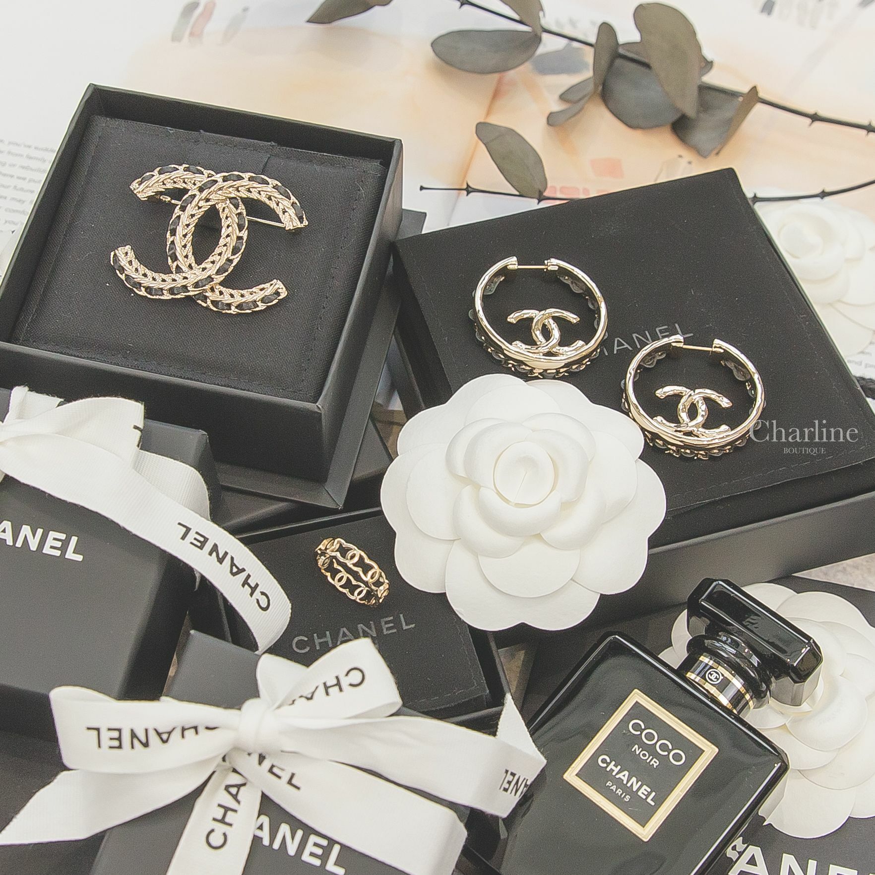 Chanel Ring 金色簍空CC戒指,Chanel Earrings 金色CC皮穿鍊拼接金屬圓圈耳環,Chanel Brooch 黑色皮穿鍊金色編織CC胸針-Charline Boutique 精品代購