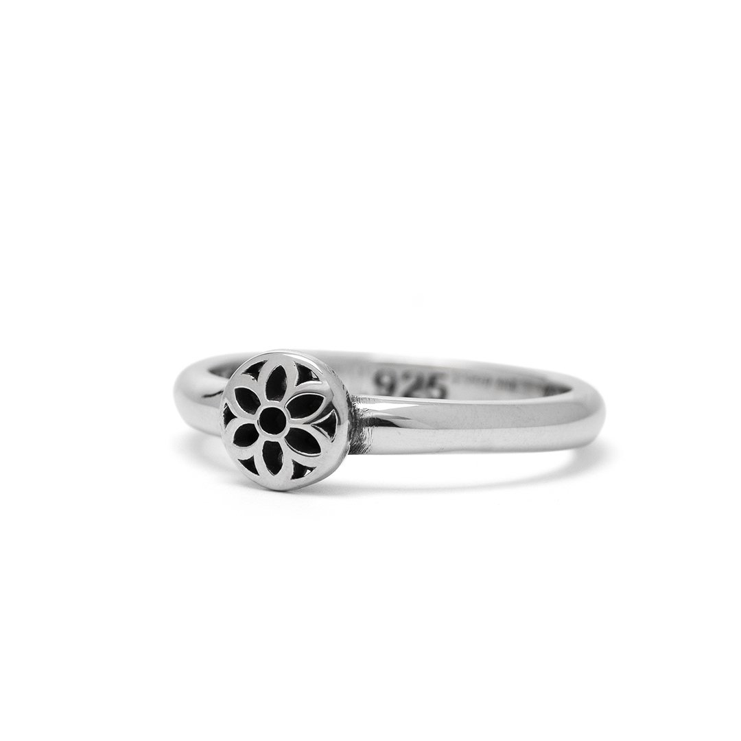 Thin Band Ring (Round Rosette)