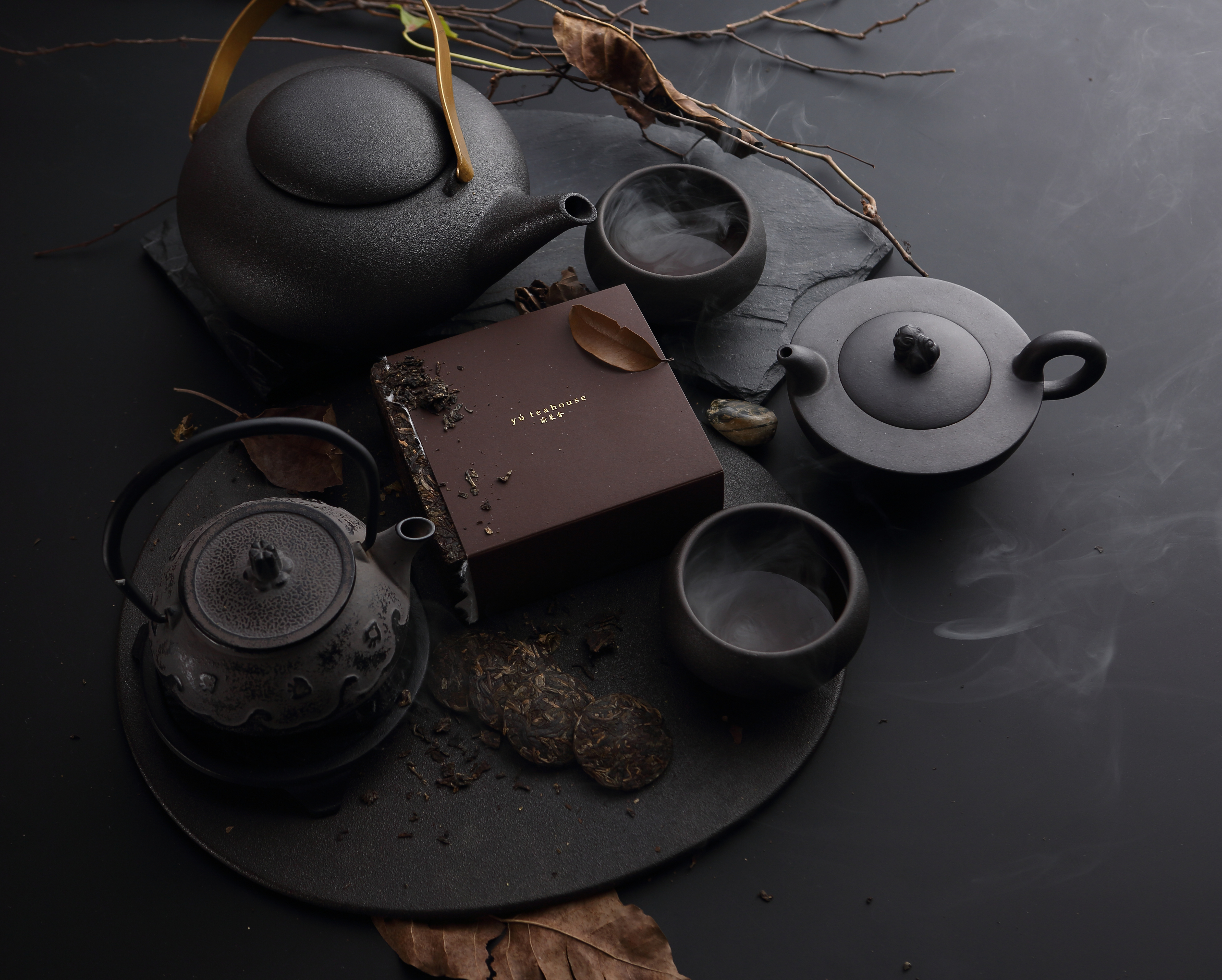 精緻茶具設置，包含茶壺、茶葉與茶杯。