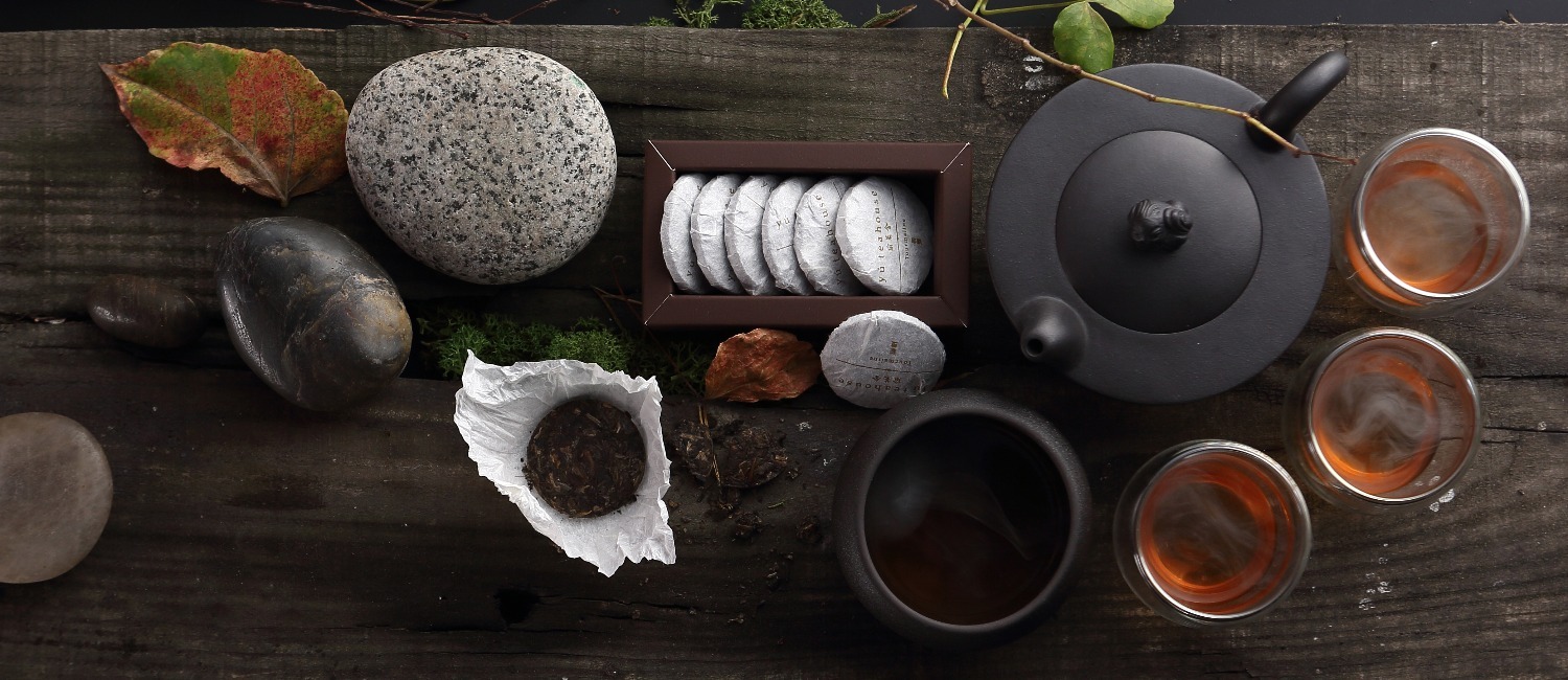 傳統茶藝設置，包含茶葉、茶壺與茶杯。