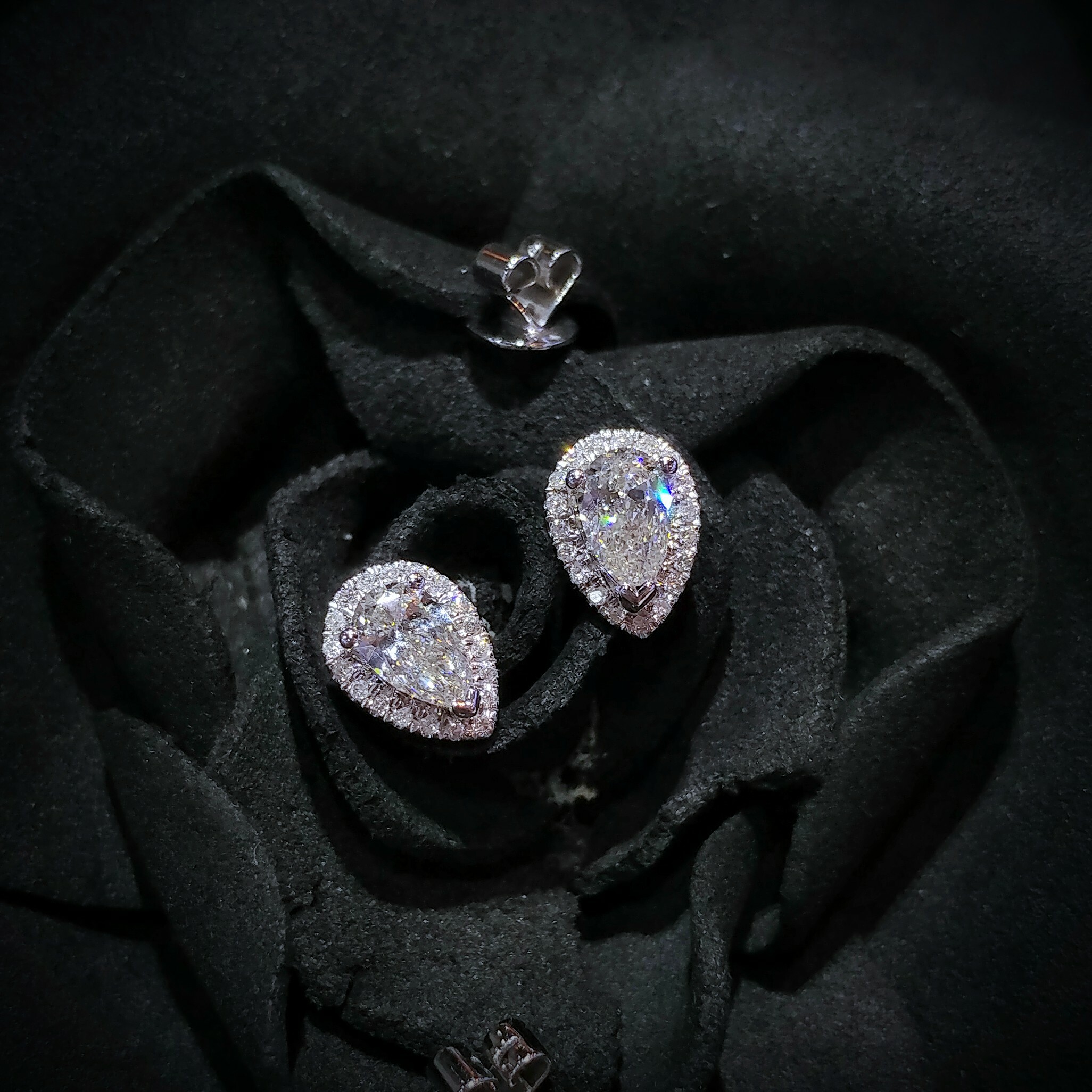 全新18K金【主石60份鑽石】配小鑽共71份鑽石耳環