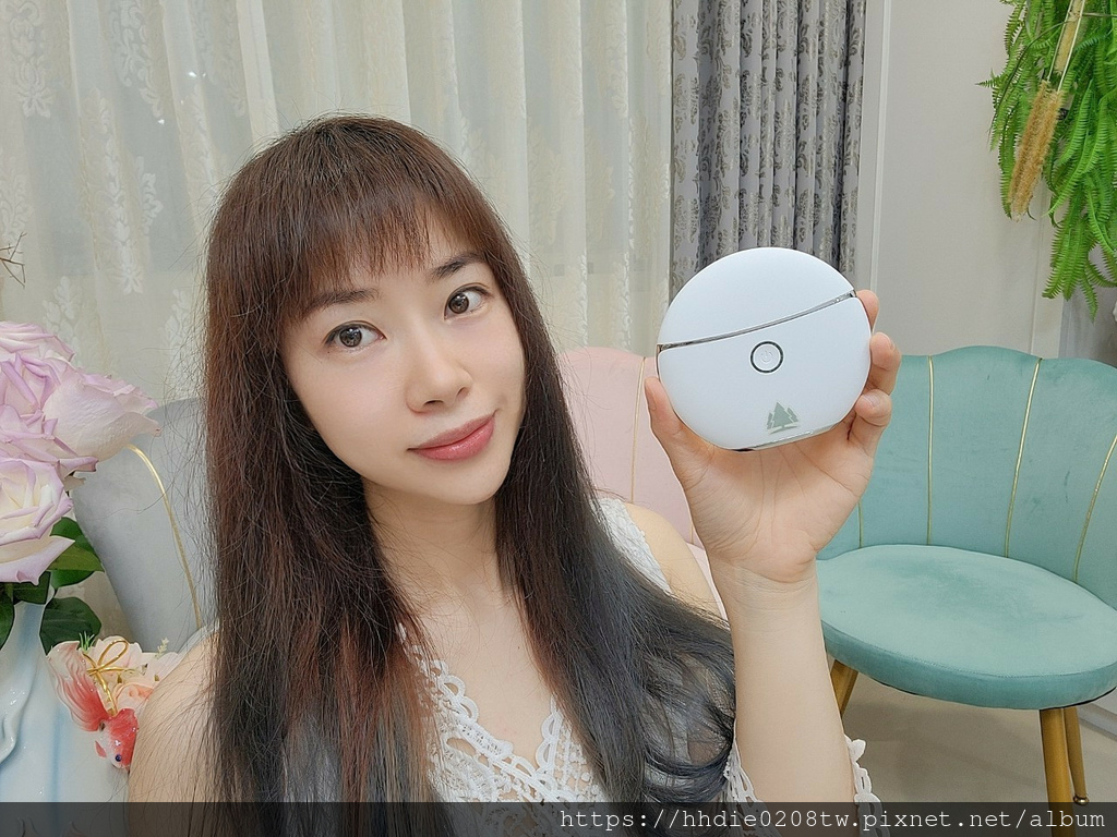 依諜推薦緊緻美顏V臉溫感震動按摩儀，保養事半功倍。