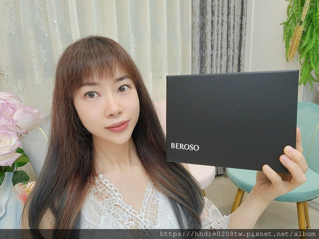 依諜推薦緊緻美顏V臉溫感震動按摩儀，保養事半功倍。