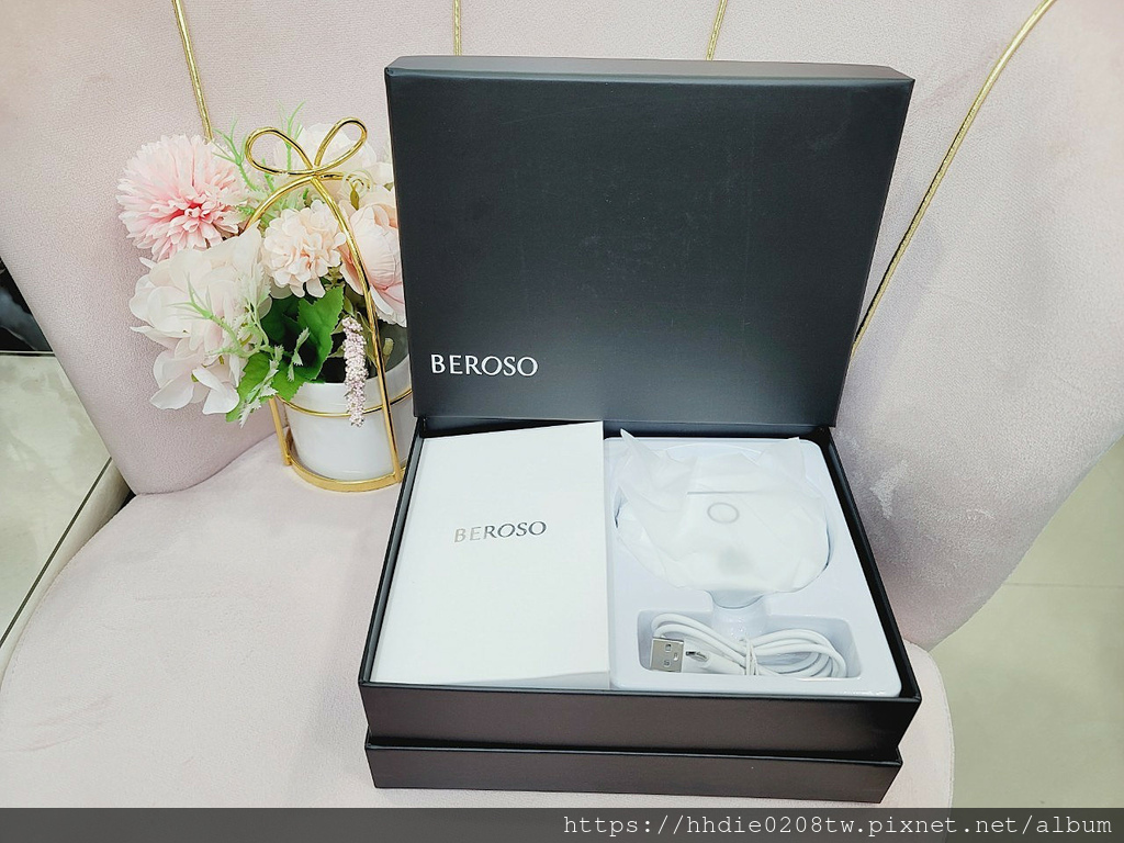 依諜推薦緊緻美顏V臉溫感震動按摩儀，保養事半功倍。